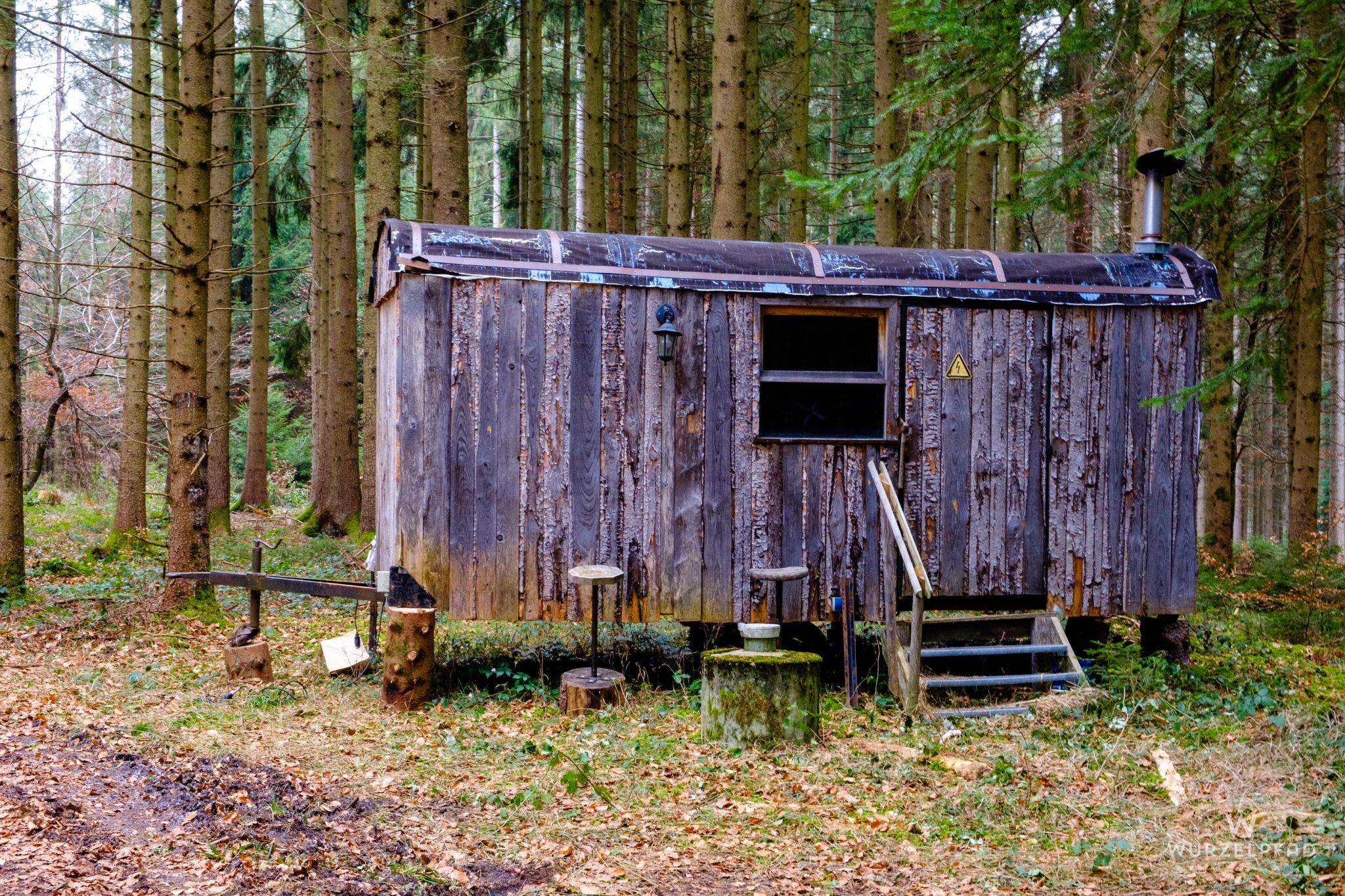 Bauwagen im Wald, Münsing, Bayern, Deutschland, 2021